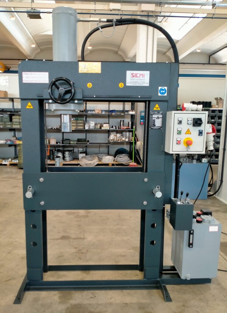 Workshop press with motorized table