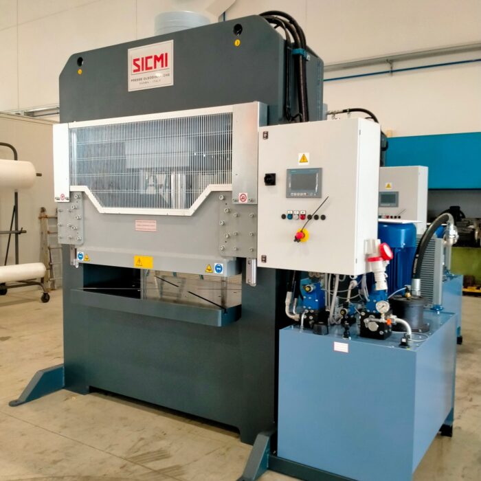 Hydraulic stamping press with prismatic guides