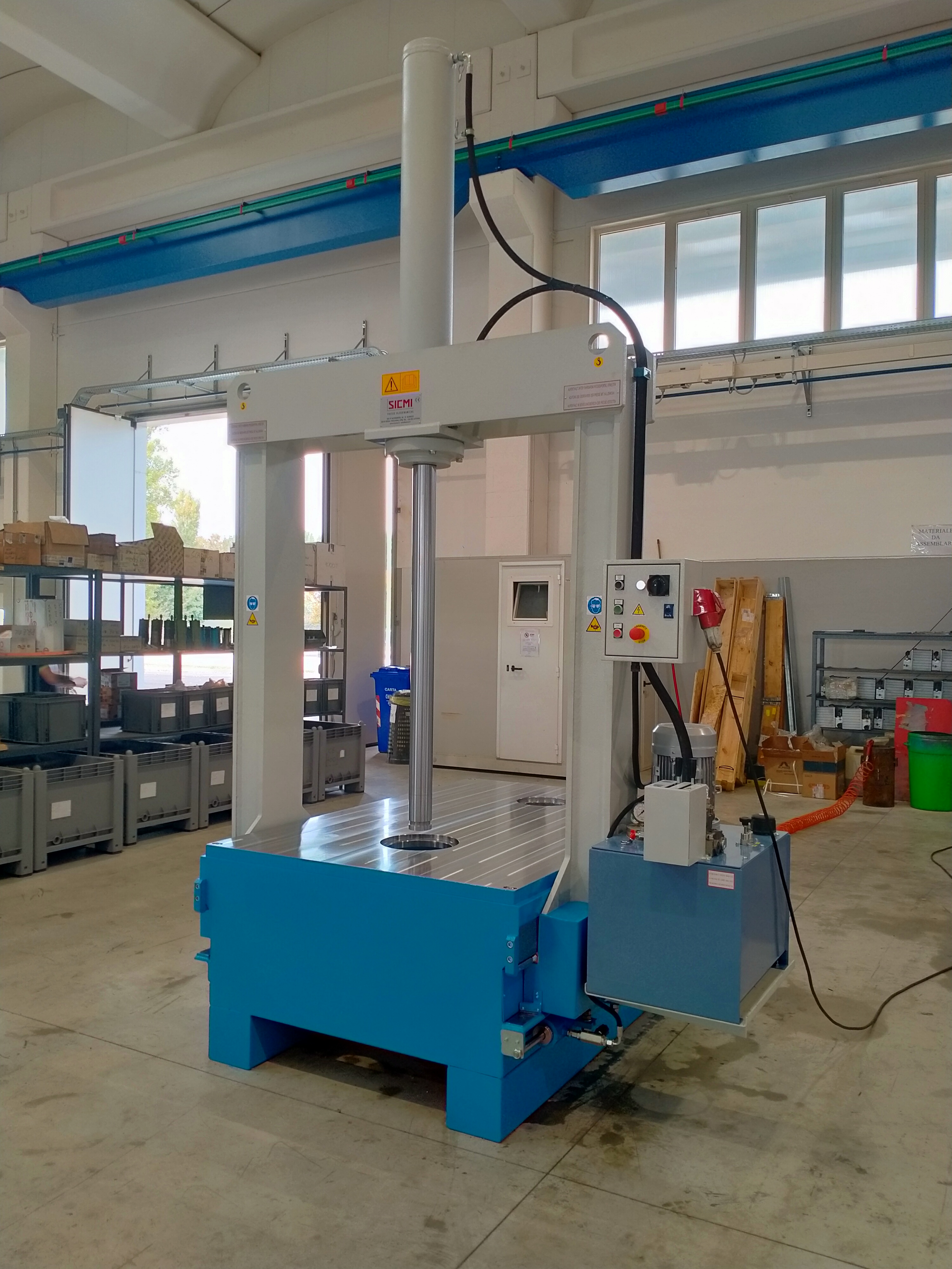 Hydraulic straightening press with movable portal