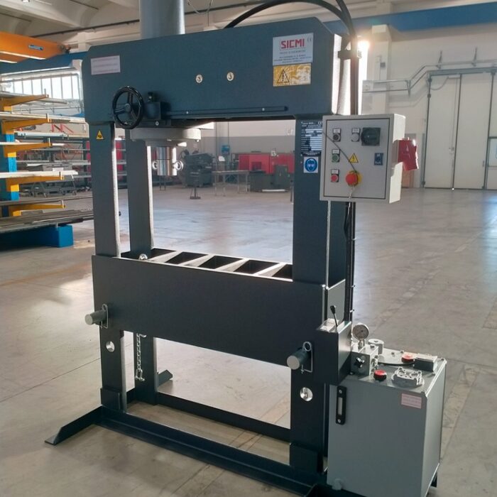 H-Frame hydraulic press with movable cylinder