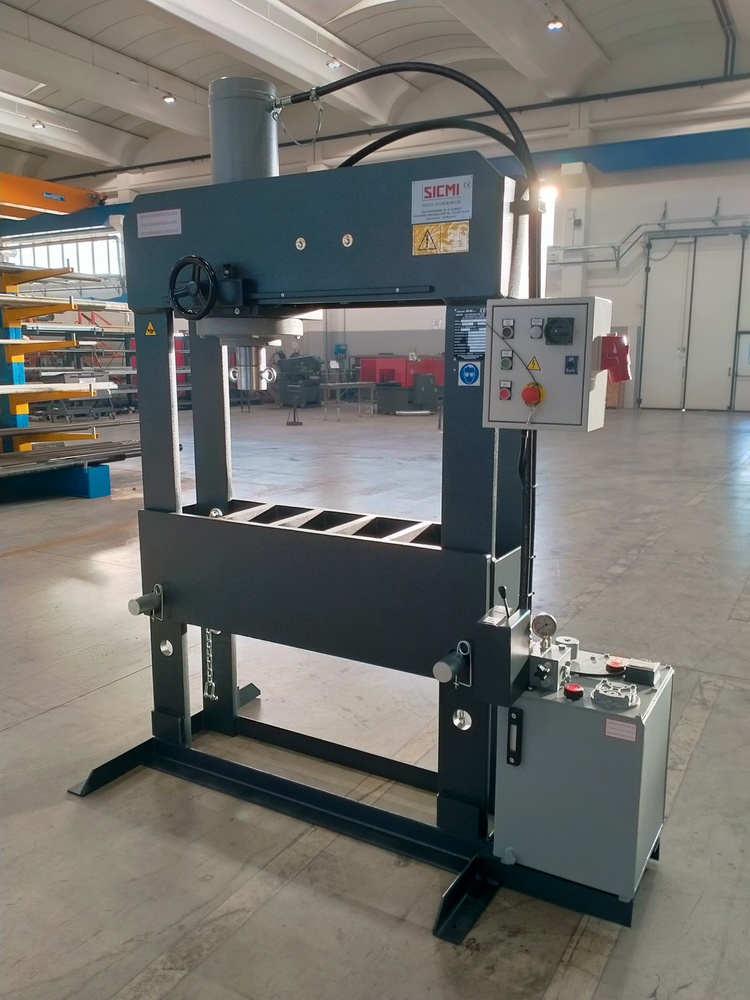 H-Frame hydraulic press with movable cylinder